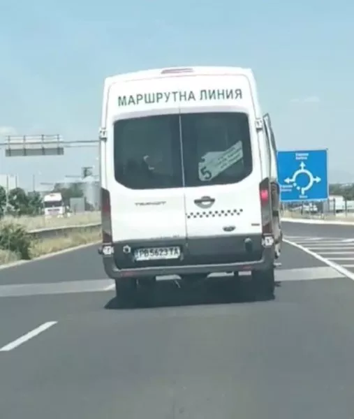 Абсурд на пътя: Маршрутка, пълна с пътници, шпори по Карловско с отворена врата