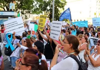 Млади лекари и медицински сестри отново излизат на протест