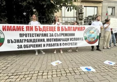 Млади лекари, стажанти и студенти по медицина излязоха на протест за по-високи заплати