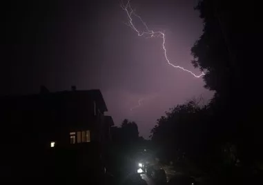 Пловдивчани запечатаха със снимки лятната буря която се изсипа тази