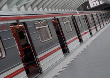 Камера за видеонаблюдение във вагон на метрото в Сеул е