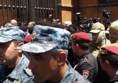 Сблъсъци в Армения! Арестуваха духовници заради опит за преврат