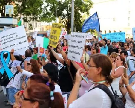 Млади лекари и медицински сестри отново излизат на протест