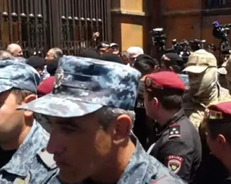 Сблъсъци в Армения! Арестуваха духовници заради опит за преврат