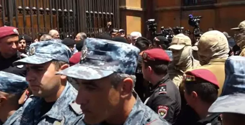 Сблъсъци в Армения! Арестуваха духовници заради опит за преврат