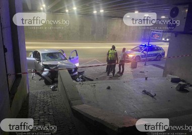 БМВ помете трима пешеходци на тротоар в подлеза на Гладстон