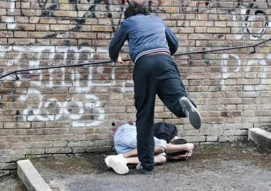 Тийнейджър е в реанимация след побой от друго дете в Лом