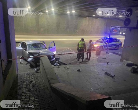 БМВ помете трима пешеходци на тротоар в подлеза на Гладстон