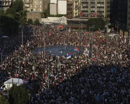 Многохиляден протест в Сърбия дава ултиматум на правителството