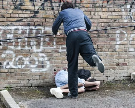 Тийнейджър е в реанимация след побой от друго дете в Лом