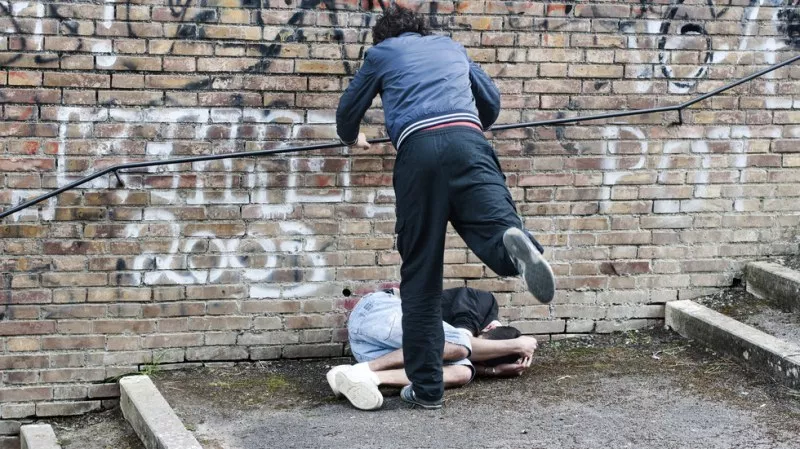 Тийнейджър е в реанимация след побой от друго дете в Лом