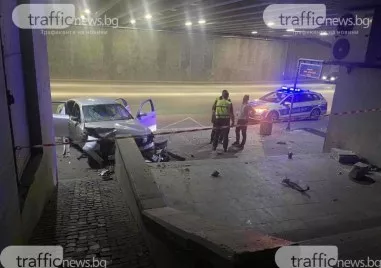 Бежанци са блъснатите при тежката катастрофа в подлеза на Гладстон, шофьорът е пътувал с цялото си семейство