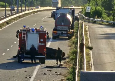 Кола се обърна след удар в цистерна на АМ „Марица СНИМКИ