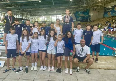 Плувците на ВСИ грабнаха комплексната отборна победа в Държавното лично