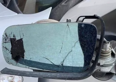 Вандалщина в Смирненски! Автомобили осъмнаха с потрошени огледала