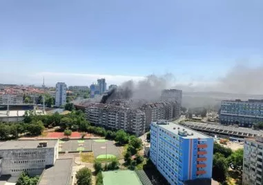 Голям пожар в Бургас, запали се спортна зала