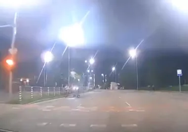 Опасно забавление: Деца карат тротинетки в насрещното по оживен булевард в Западен