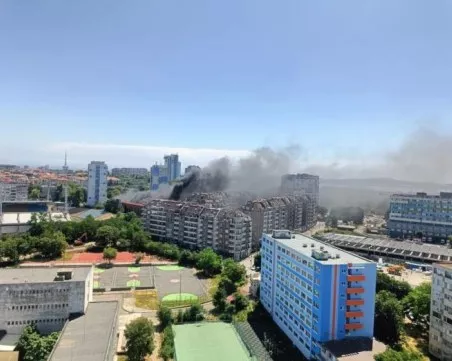 Голям пожар в Бургас, запали се спортна зала