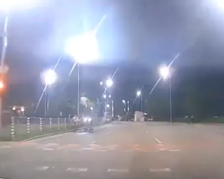 Опасно забавление: Деца карат тротинетки в насрещното по оживен булевард в Западен