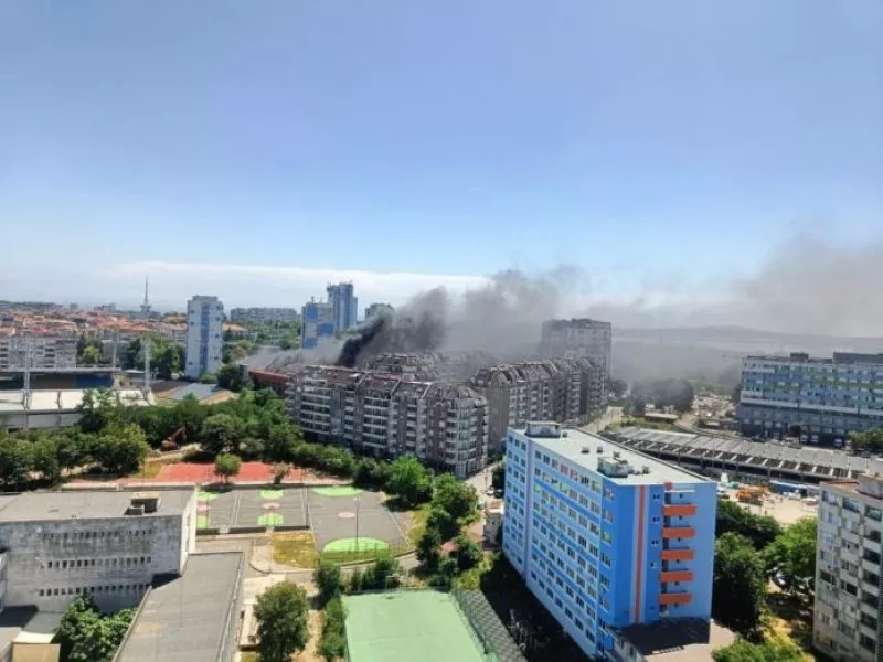 Голям пожар в Бургас, запали се спортна зала
