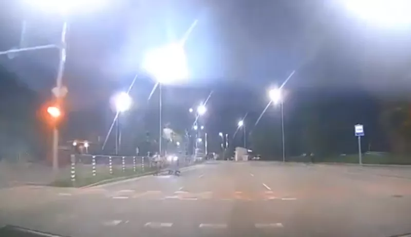 Опасно забавление: Деца карат тротинетки в насрещното по оживен булевард в Западен