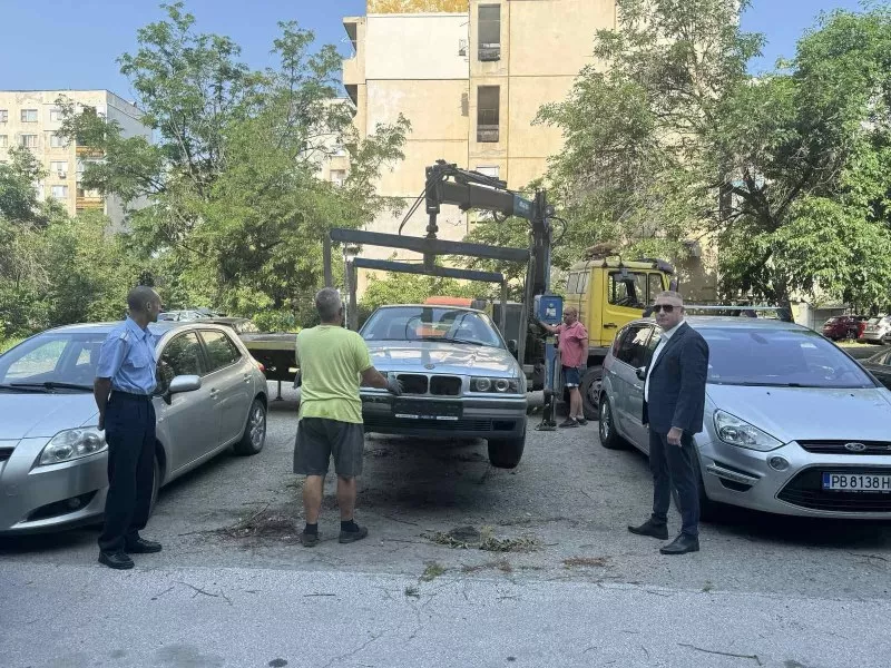 Репатрираха излезли от употреба автомобили в „Източен