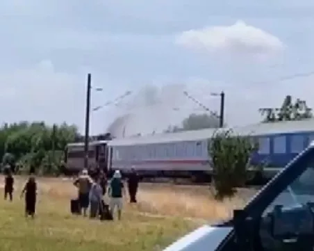 Пътник на запалилия се влак: Имаше паника, някои хора скачаха от вратите