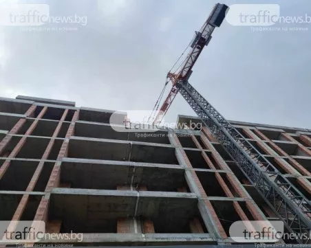 Разярен пловдивчанин скочи срещу строители в Кючука, замери ги с камък