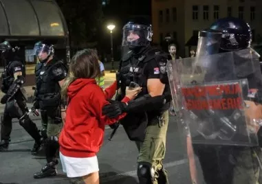 Пети ден на протести в Сърбия: Сблъсъци пред Юридическия факултет в Белград