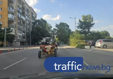 Абсурдно и опасно: Каруца се движи по пловдивски булевард, момче виси отзад