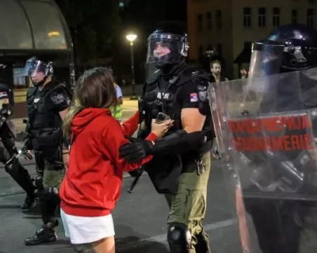 Пети ден на протести в Сърбия: Сблъсъци пред Юридическия факултет в Белград