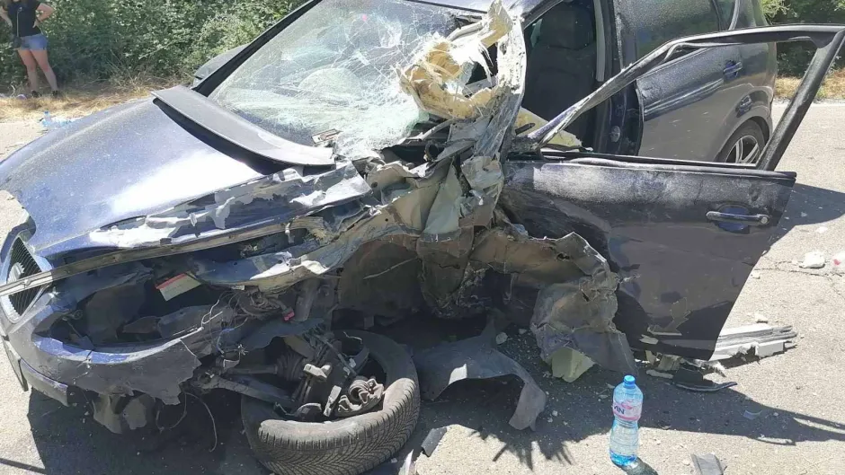 Тежка катастрофа между камион и кола край Аркутино, ранени са мъж и децата му