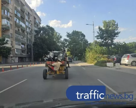 Абсурдно и опасно: Каруца се движи по пловдивски булевард, момче виси отзад
