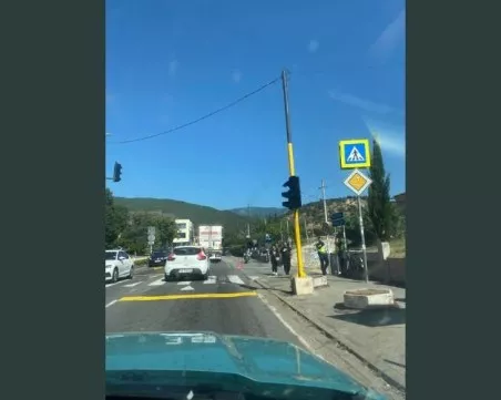 Заради задръстванията: Монтираха светофар на пешеходната пътека в Кресна