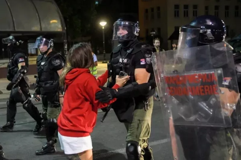 Пети ден на протести в Сърбия: Сблъсъци пред Юридическия факултет в Белград