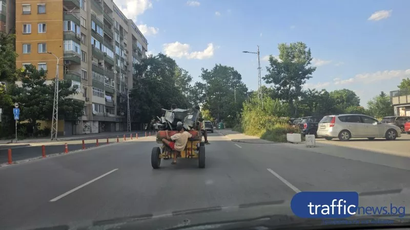 Абсурдно и опасно: Каруца се движи по пловдивски булевард, момче виси отзад