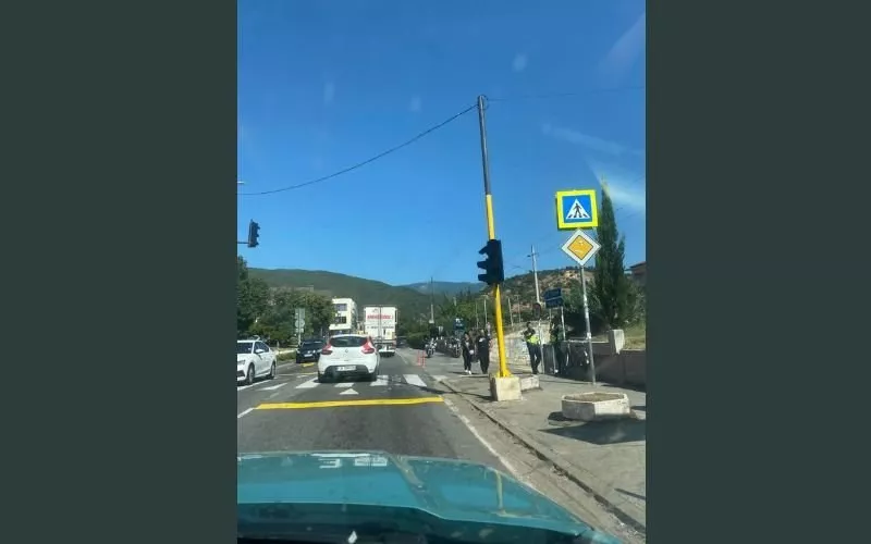 Заради задръстванията: Монтираха светофар на пешеходната пътека в Кресна