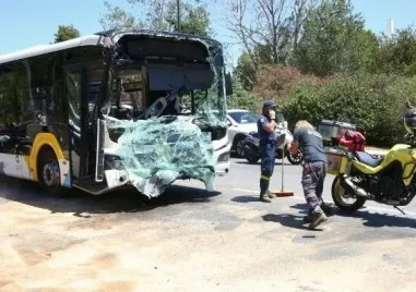 Два автобуса на градския транспорт в Атина се удариха, най-малко 47 души са ранени