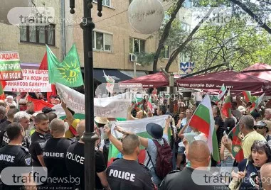 Привърженици на Възраждане обезоръжиха полицай, отправят се към сградата на БНТ