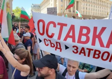 Привърженици на Възраждане протестират пред Народното събрание С плакати с