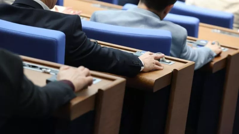 Депутатите гласуват днес третия вот на недоверие към кабинета