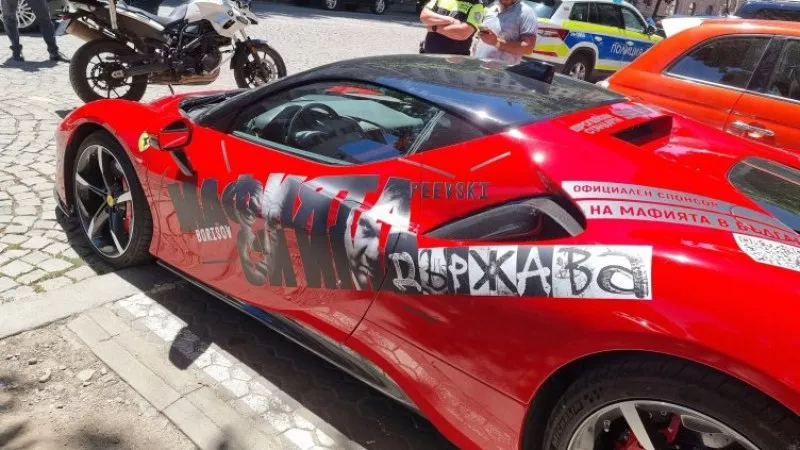 Дерегистрираха Ферарито и Макларъна на