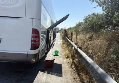 Български автобус аварира на път за Атина, пътниците чакаха часове в жегата