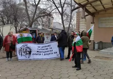 Студенти от ПУ на протест: Увеличаването на таксите не отговаря нито на доходите ни, нито на качеството на образование