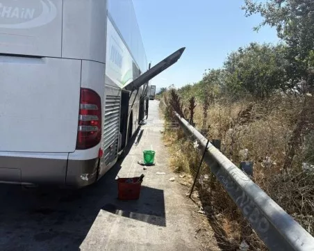 Български автобус аварира на път за Атина, пътниците чакаха часове в жегата
