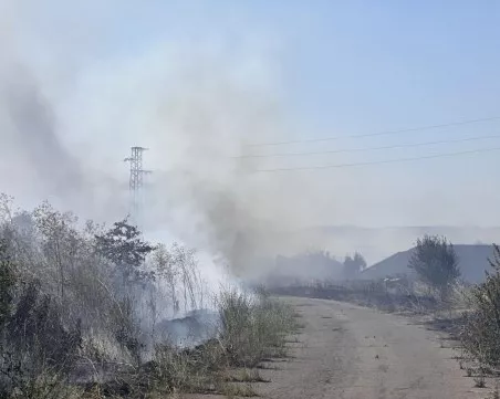 Голям пожар бушува в района на летището в Бургас, 4 екипа се борят с пламъците