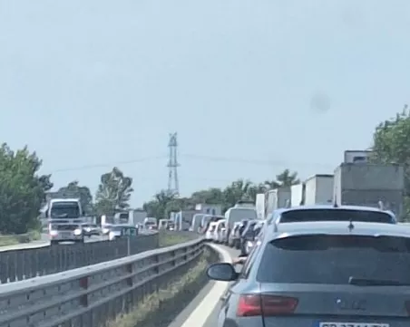 Катастрофа блокира движението по АМ 