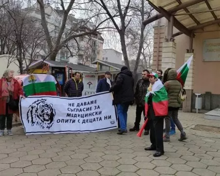 Студенти от ПУ на протест: Увеличаването на таксите не отговаря нито на доходите ни, нито на качеството на образование