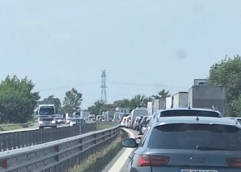 Катастрофа блокира движението по АМ