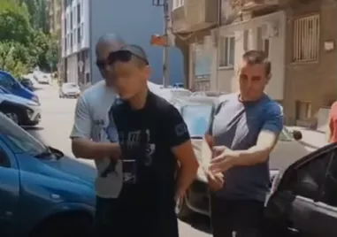 Закопчани с белезници: Изтекоха кадри от ареста на тийнейджърите, нахвърлили се на случайни хора в София